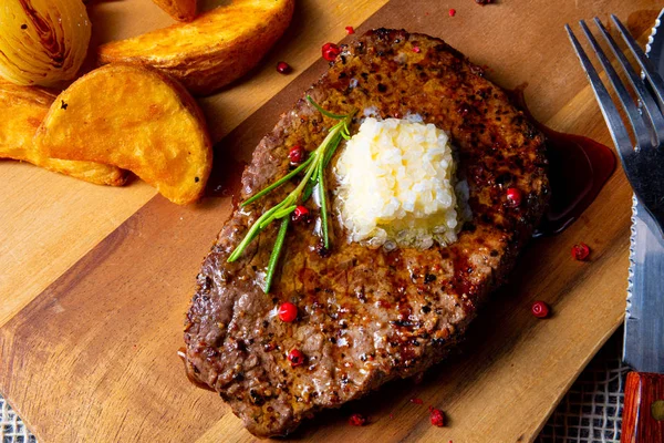 Boter Biefstuk Met Kruiden Aardappelpartjes — Stockfoto