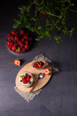 Farklı böğürtlen ve kırmızı meyve reçelli lezzetli süt pilavı.