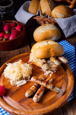 Rus usulü lahana turşulu sucuklu sucuk ve rulo.