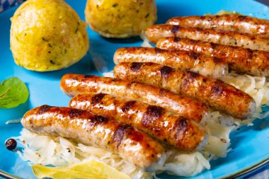 turşu kraut ve köfte ile thüringen bratwurst