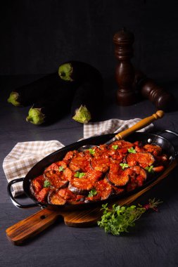 Arni me melitzanes - patlıcanlı kuzu yahnisi