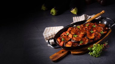 Arni me melitzanes - patlıcanlı kuzu yahnisi