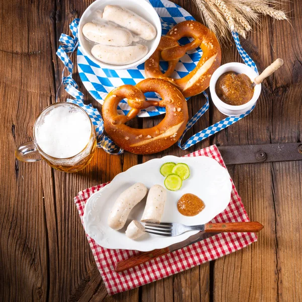 Weißwurstbrezeln Und Bier Zum Oktoberfest — Stockfoto
