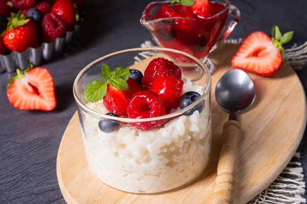 Delicioso Arroz Leite Com Diferentes Bagas Geléia Frutas Vermelhas — Fotografia de Stock