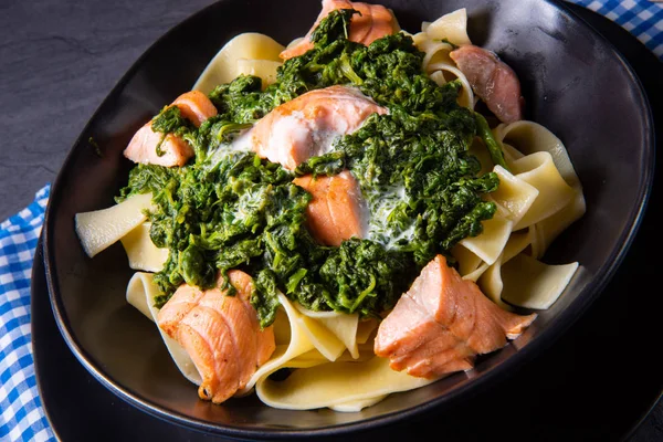 Pappardelle Pasta Creamed Spinach Fried Salmon — Stock Photo, Image