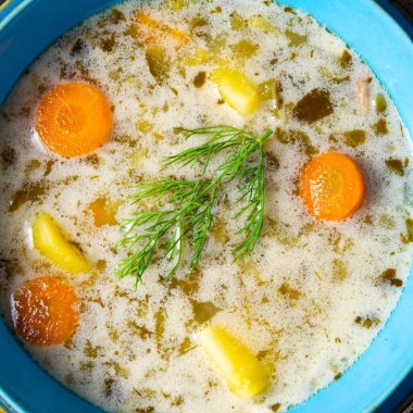 Polonya ekşi salatalık çorbası veya salatalık çorbası..