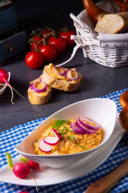 Turplu ve soğanlı mükemmel Bavyera obazda.