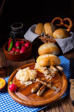 Rus usulü lahana turşulu sucuklu sucuk ve rulo.