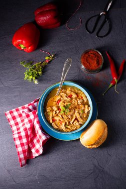 Flaczki - taze ve baharatlı otlu işkembe çorbası.