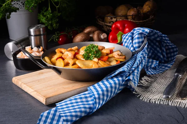 おいしい揚げジャガイモとエビのパン — ストック写真