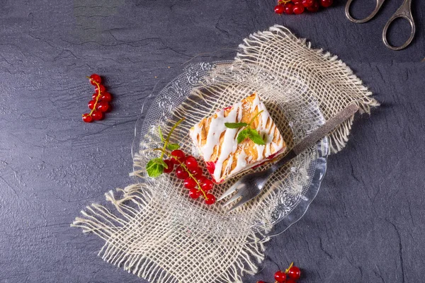 Sýrový dort s meringue a červeným rybízem — Stock fotografie