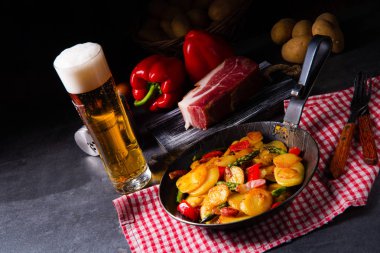 Kızarmış patates, füme pastırma, yeşil kuşkonmaz ve kırmızı biber..