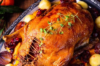 patates köfte ve erik ile kızarmış ördek