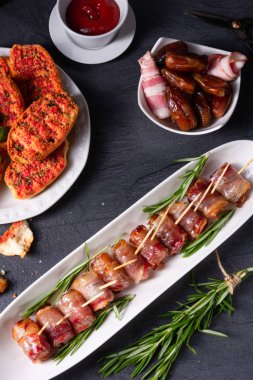  Pastırmaya sarılmış hurmalar ve lezzetli mezeler.