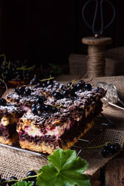 Teneke kutudan meyveli ve şekerli Polonya pastası.
