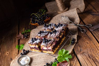 Teneke kutudan meyveli ve şekerli Polonya pastası.