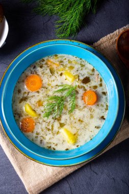 Polonya ekşi salatalık çorbası veya salatalık çorbası..