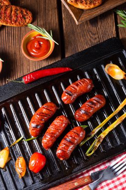  Pastırmaya sarılmış hurmalar ve lezzetli mezeler.