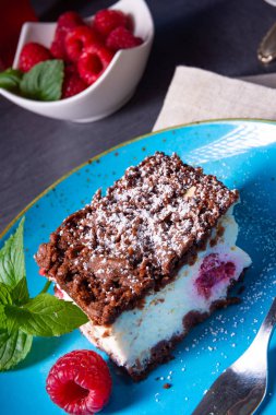 Ahududulu peynirli kek ve çikolata.