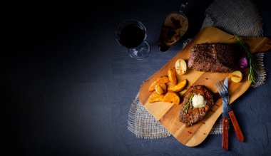 Otlar ve patates takozları ile tereyağı Beef Steak