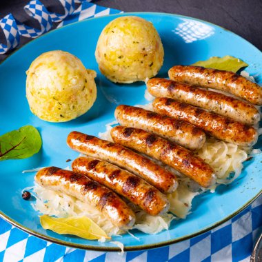 turşu kraut ve köfte ile thüringen bratwurst