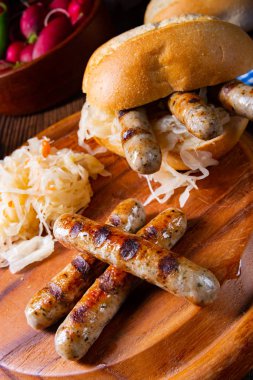 Rus usulü lahana turşulu sucuklu sucuk ve rulo.