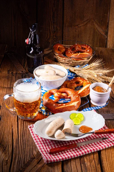 Weißwurstbrezeln und Bier zum Oktoberfest — Stockfoto