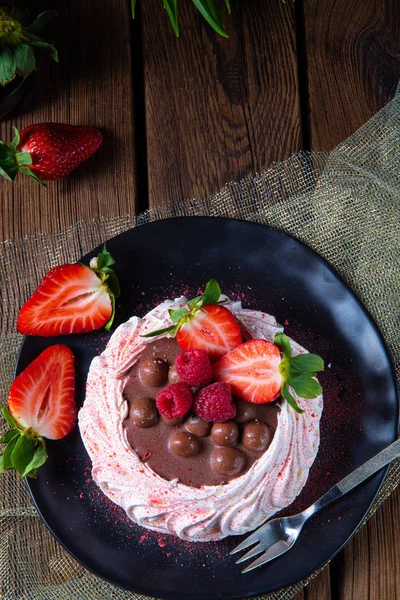 Pavlova leve com frutas frescas e chocolate — Fotografia de Stock