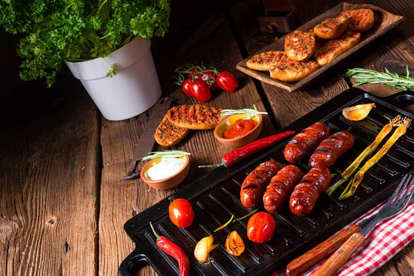  Pastırmaya sarılmış hurmalar ve lezzetli mezeler.