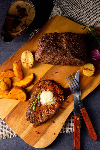 Carne de Carne de Carne con Hierbas y Cuñas de Papa —  Fotos de Stock