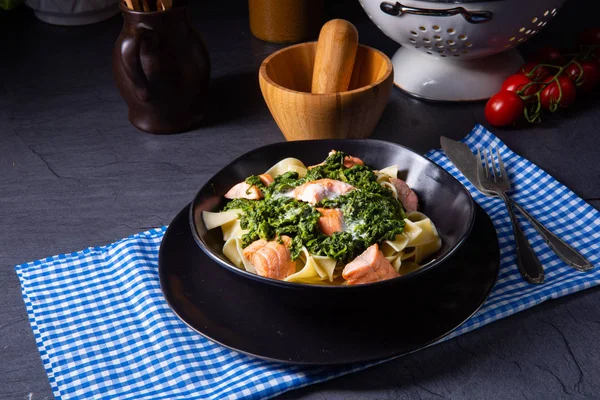 Pasta de pappardelle con espinacas cremosas y salmón frito —  Fotos de Stock