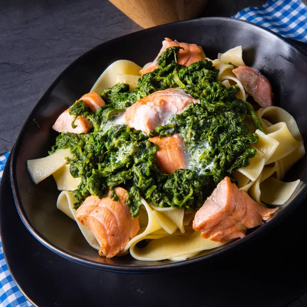 Pappardelle těstoviny s krémový špenátem a smaženým lososem — Stock fotografie