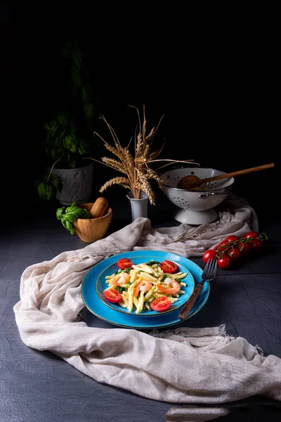 Strozzapreti Nudeln mit Spinat und Garnelen — Stockfoto