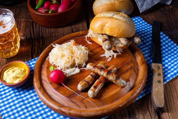 Rustikale Thüringer Bratwurst mit Sauerkraut und Semmel — Stockfoto