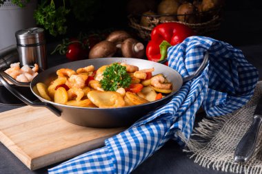 Lezzetli kızarmış patates ve karides tavası.