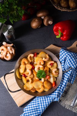 Lezzetli kızarmış patates ve karides tavası.