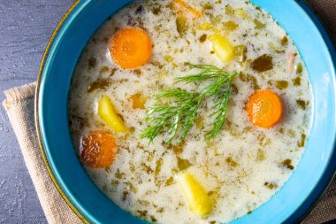 Polonya ekşi salatalık çorbası veya salatalık çorbası..