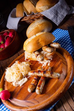 Rus usulü lahana turşulu sucuklu sucuk ve rulo.