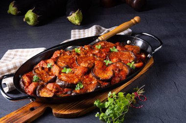 Arni me melitzanes - patlıcanlı kuzu yahnisi