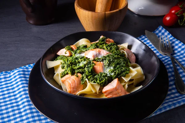 Pappardelle pasta met afgeroomde spinazie en gebakken zalm — Stockfoto