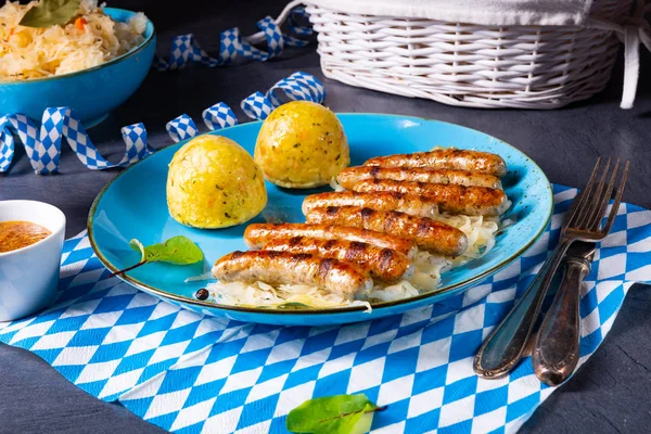 Thüringer Bratwurst mit Sauerkraut und Klößen — Stockfoto