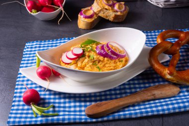 Turplu ve soğanlı mükemmel Bavyera obazda.