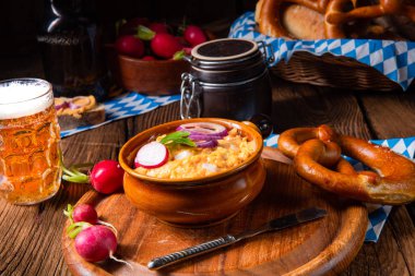 Turp ve soğanlı rustik Bavyera obazda