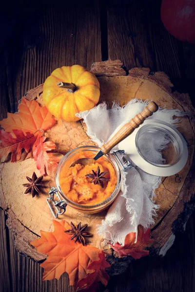 Una calabaza enlatada rústica otoñal , — Foto de Stock