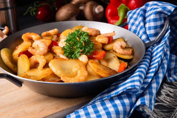 Una deliciosa papa frita y sartén de camarones — Foto de Stock