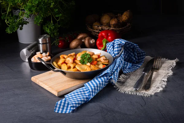 Eine köstliche Pfanne mit frittierten Kartoffeln und Garnelen — Stockfoto