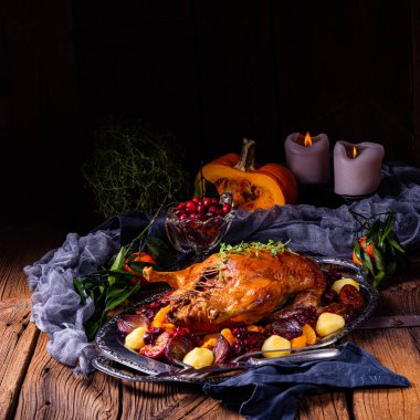 patates köfte ve erik ile kızarmış ördek