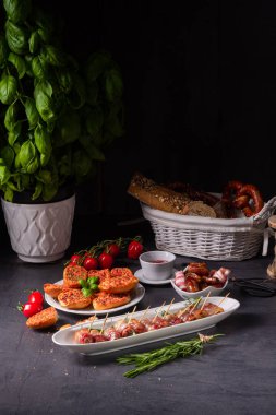  Pastırmaya sarılmış hurmalar ve lezzetli mezeler.