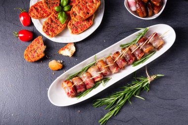  Pastırmaya sarılmış hurmalar ve lezzetli mezeler.