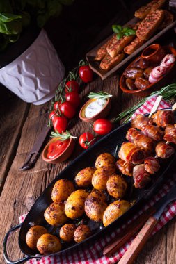 Pastırmaya sarılmış taşralı hurmalar ve taze kızarmış patates..